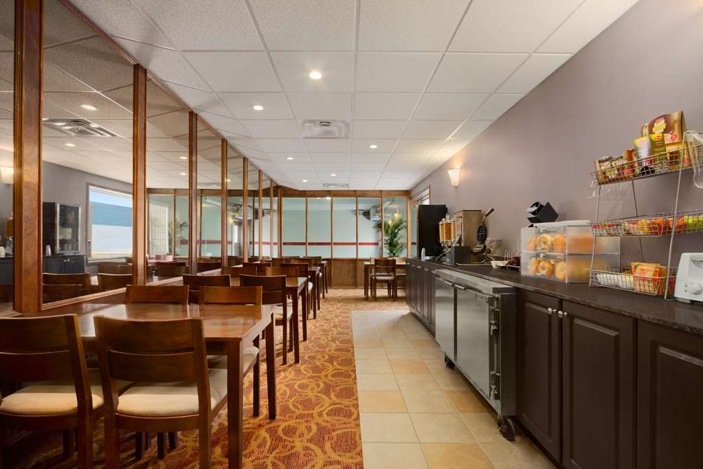 Travelodge By Wyndham Meadow Lake Restaurant photo